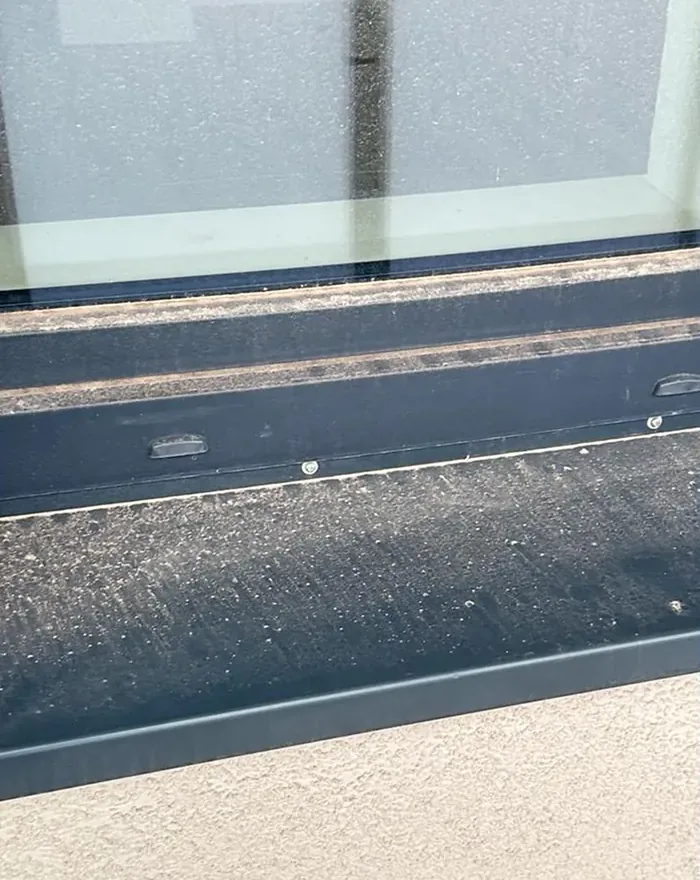 Vorher: Fenster und Fensterbank