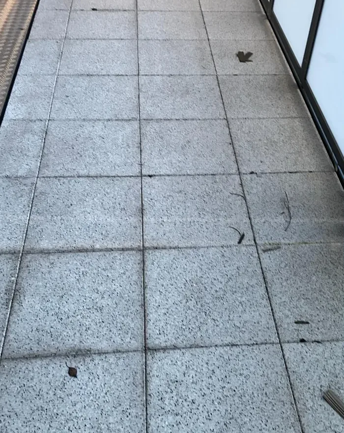 Vorher: Balkonflur bei der Bauabschlussreinigung