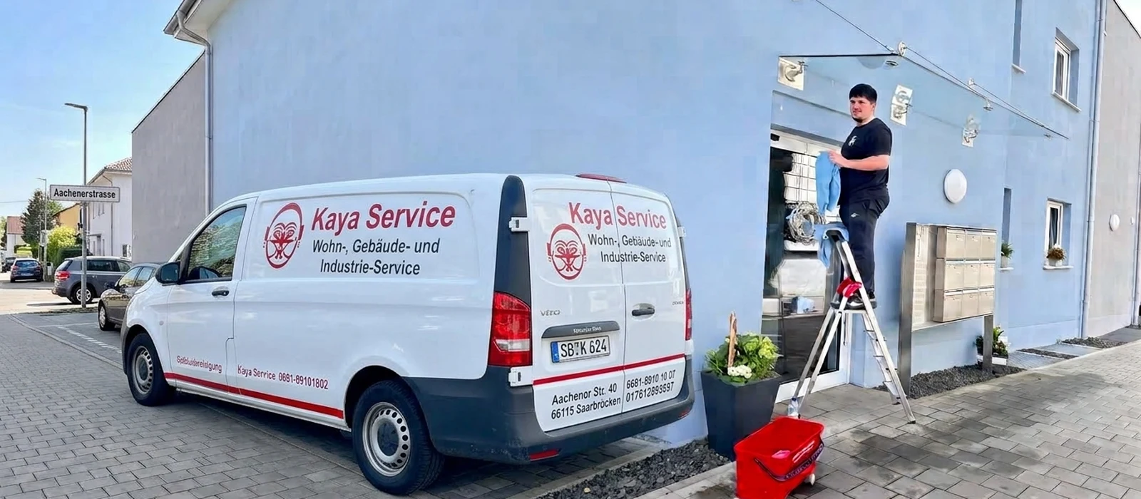Mitarbeiter von Kaya-Service bei der Fensterreinigung an einer Fassade