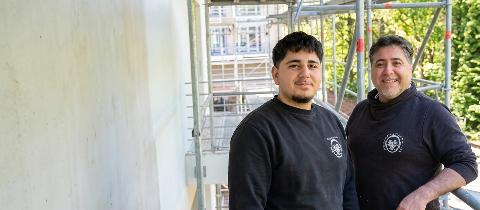 Murat und Hasan Kaya von Kaya-Service auf einer Baustelle in Saarbrücken