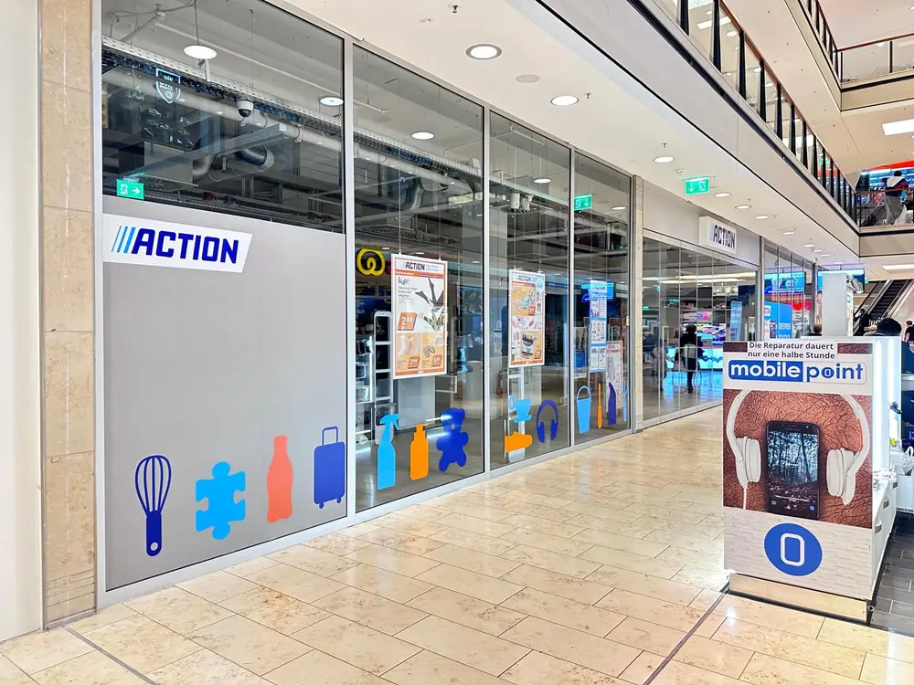 Action-Filiale – Schaufenster nach der Reinigung