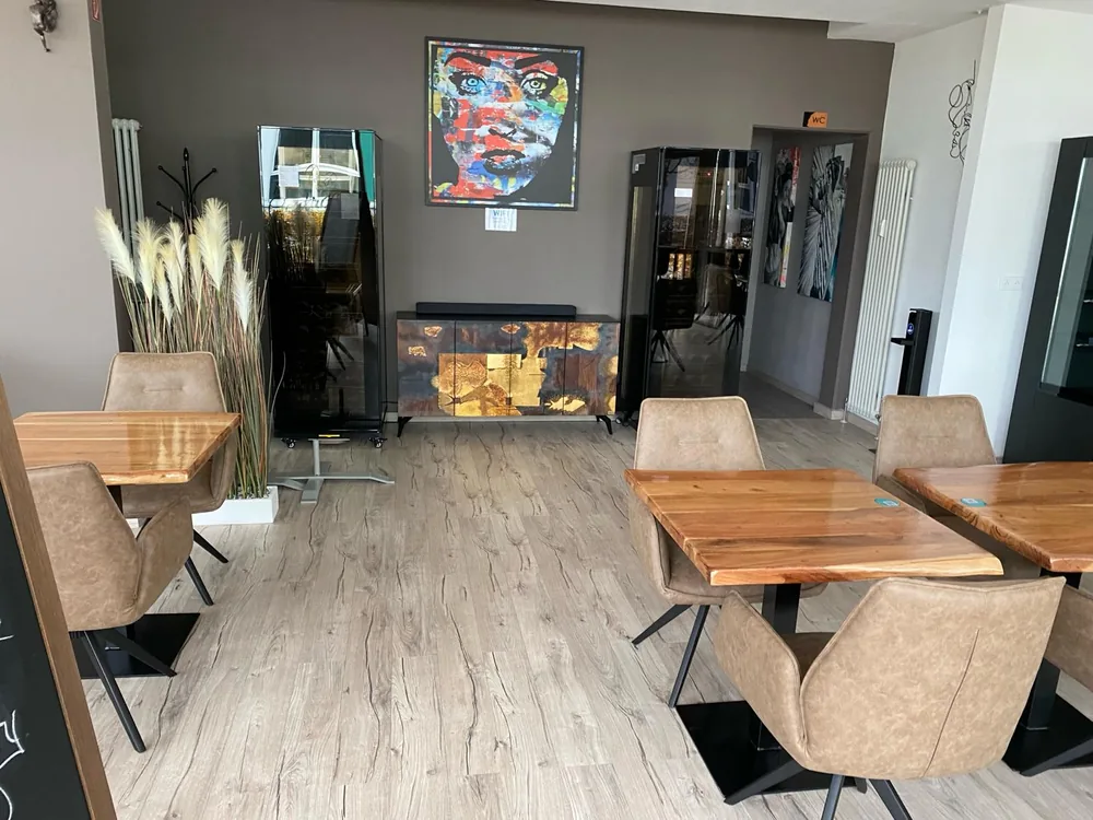 Bistroreinigung – Tische und Boden