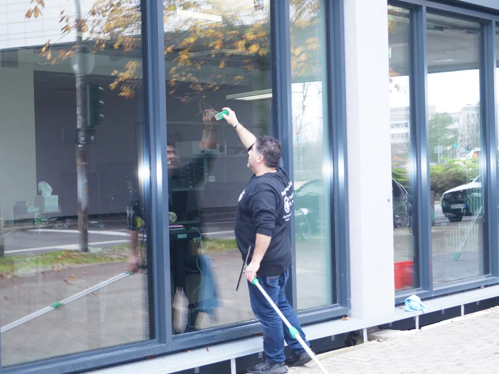 Fensterreinigung mit dem Abzieher – Kaya-Service im Einsatz
