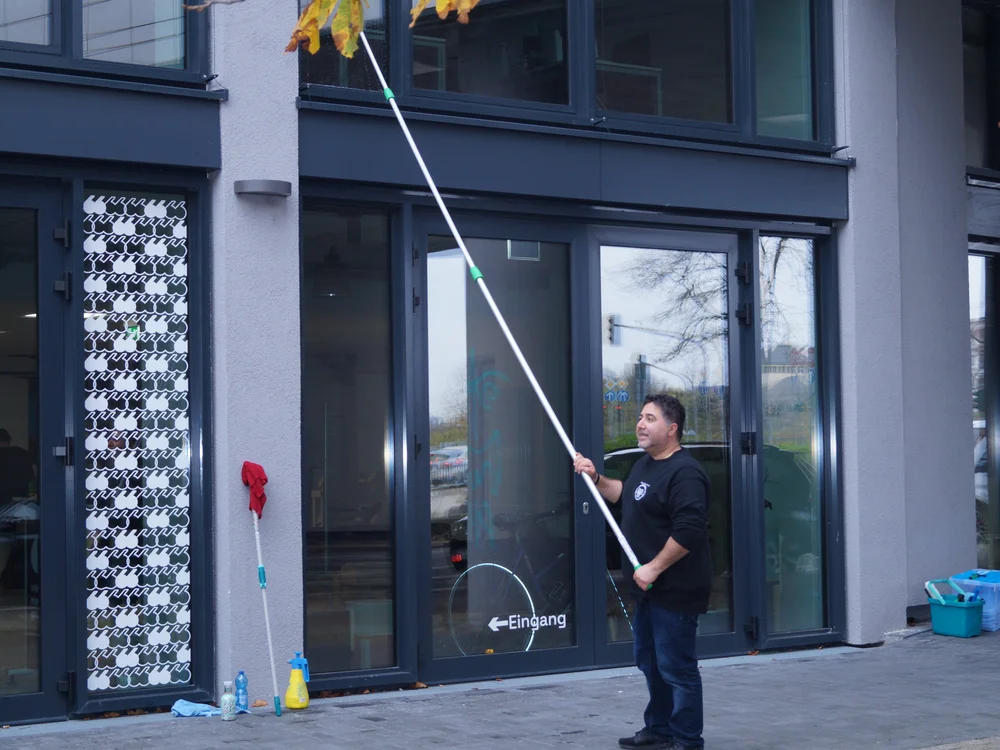Fensterreinigung mit Teleskopstange – hohe Schaufenster