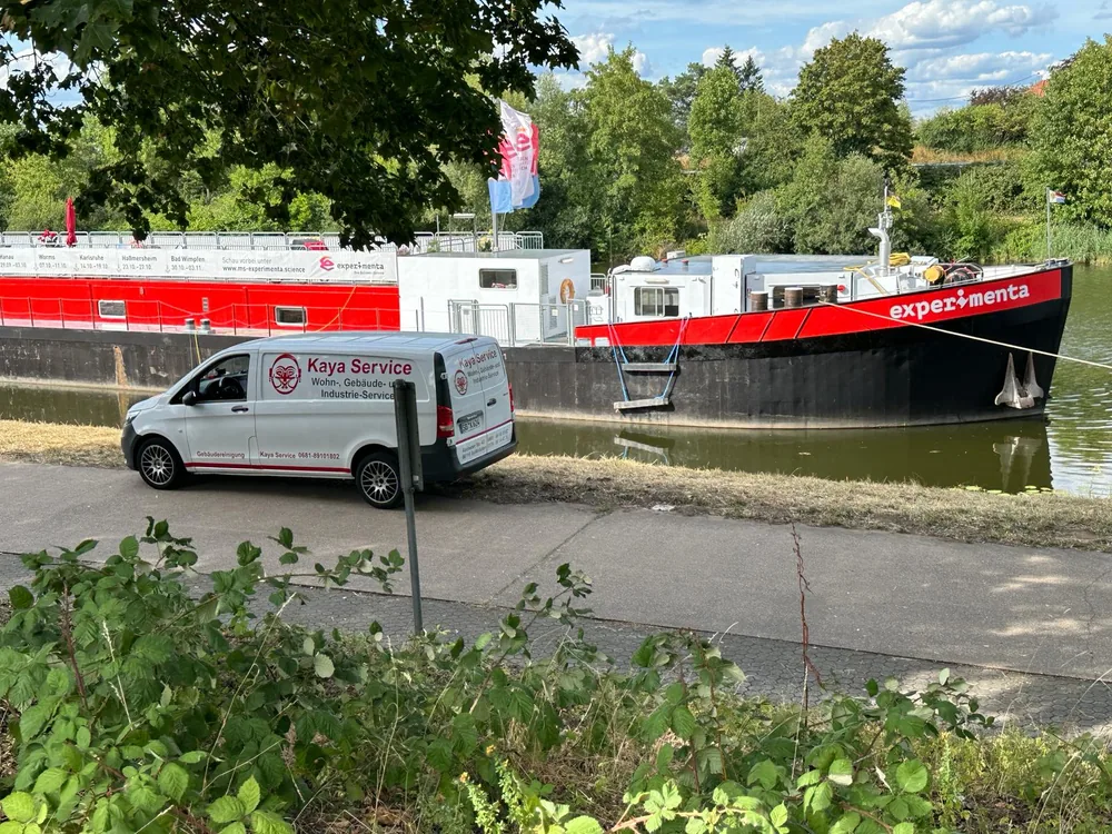 Kaya-Service-Fahrzeug an der MS Experimenta