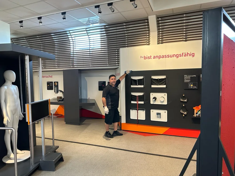 Objektreinigung an Bord der MS Experimenta