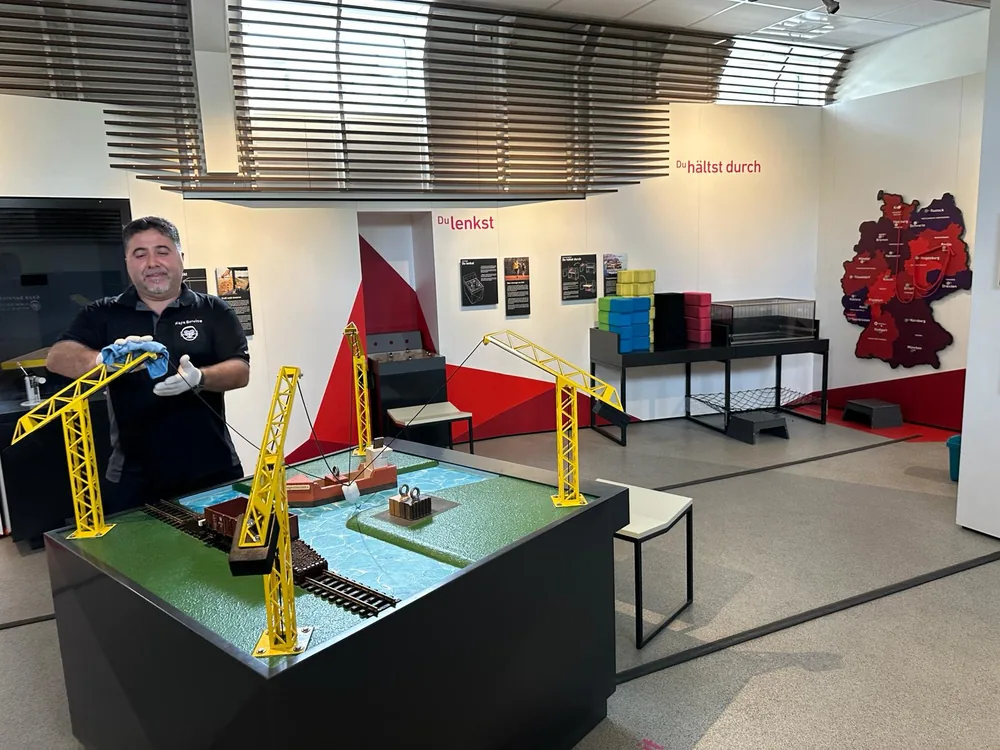 Reinigung der Ausstellungsflächen, MS Experimenta