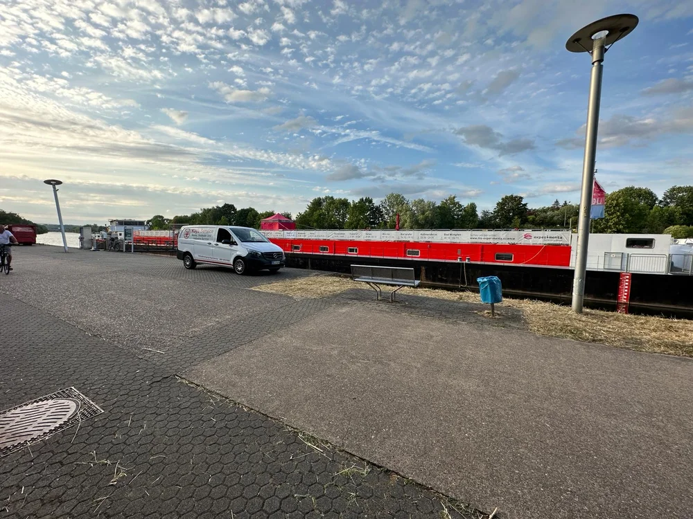 Kaya-Service-Fahrzeug am Anleger der MS Experimenta