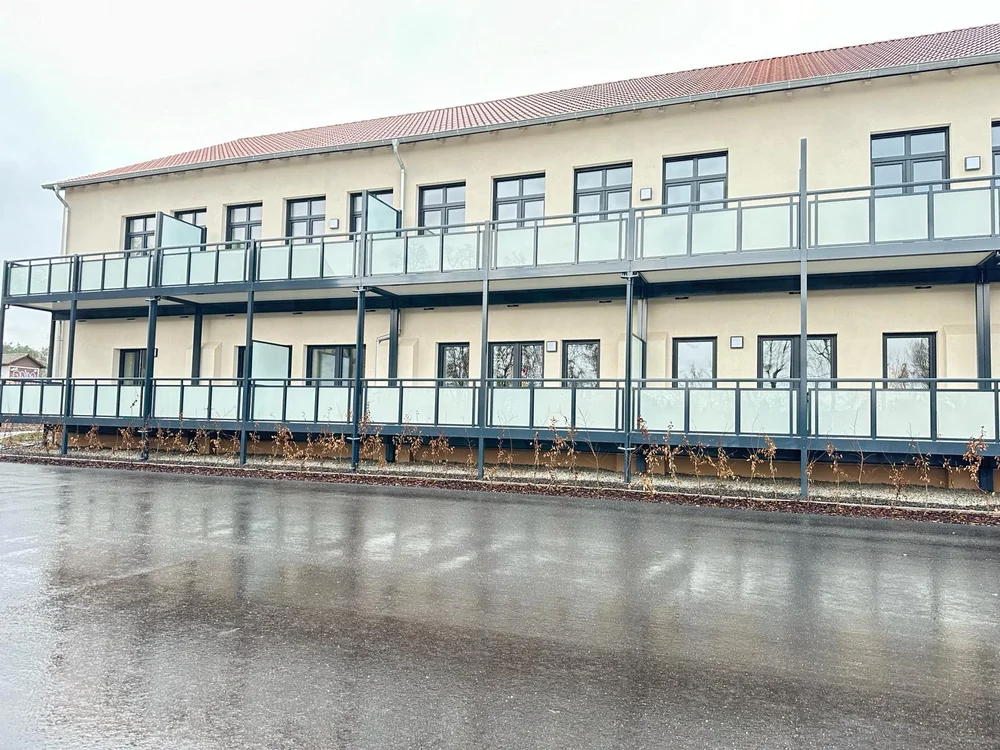 Fassade mit Balkonen – Neubau Alteschule Schwallbach