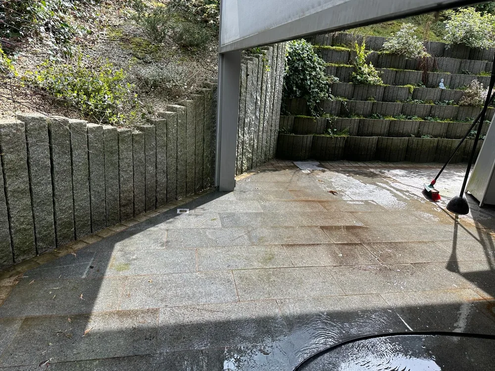Terrassenreinigung – in Arbeit