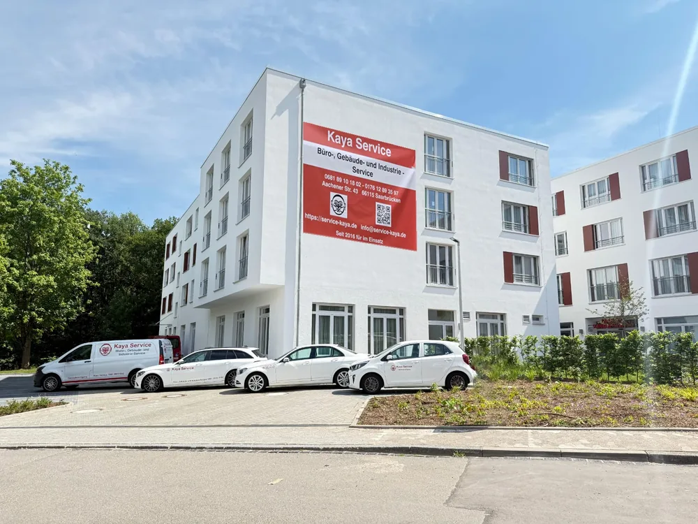 Kaya-Service-Fahrzeuge vor einem Gebäude mit Firmenbanner