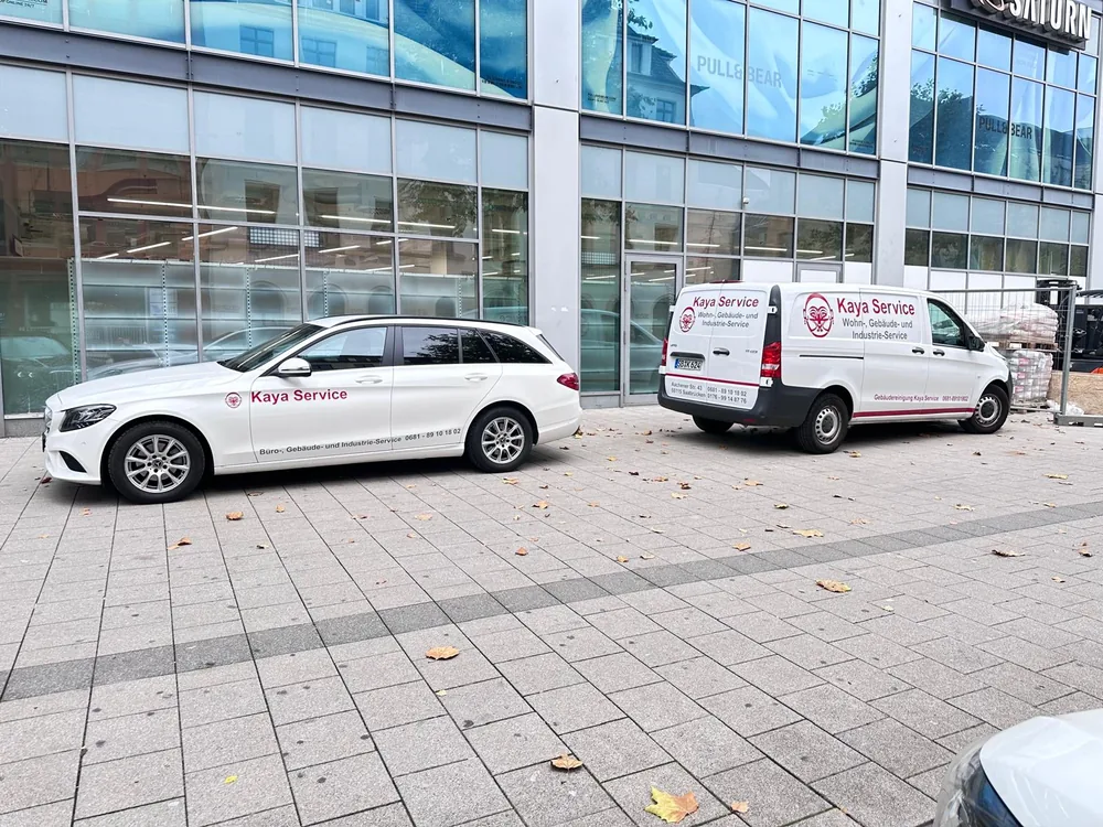 Kaya-Service-Fahrzeuge vor der Europa-Galerie in Saarbrücken