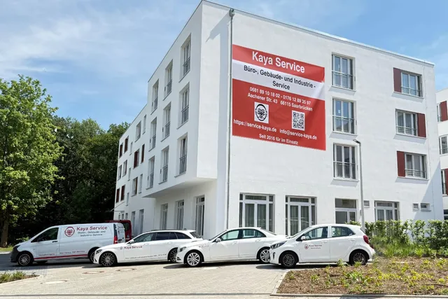 Kaya-Service-Fahrzeuge vor einem Gebäude mit Firmenbanner