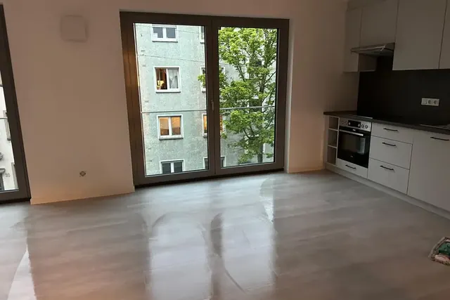 Gereinigte, helle Wohnung mit Balkontür