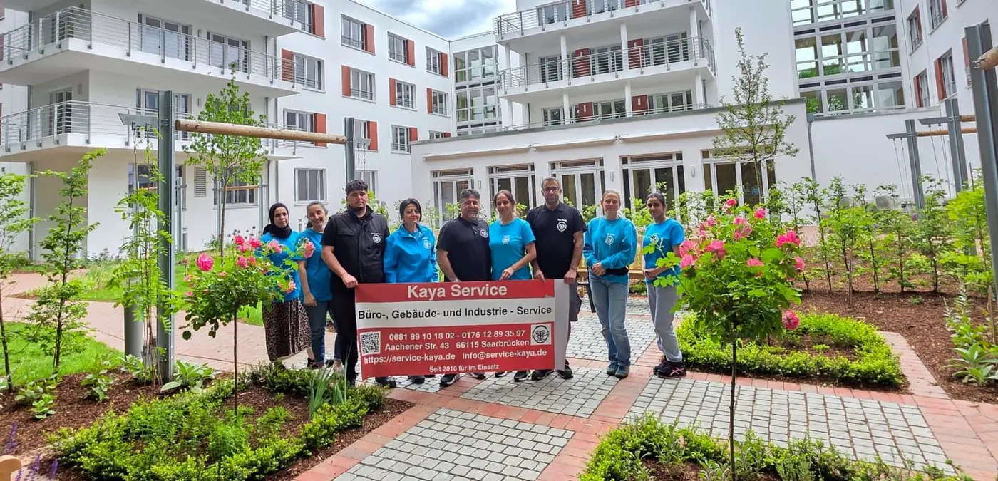 Das Kaya-Service-Team mit Firmenbanner