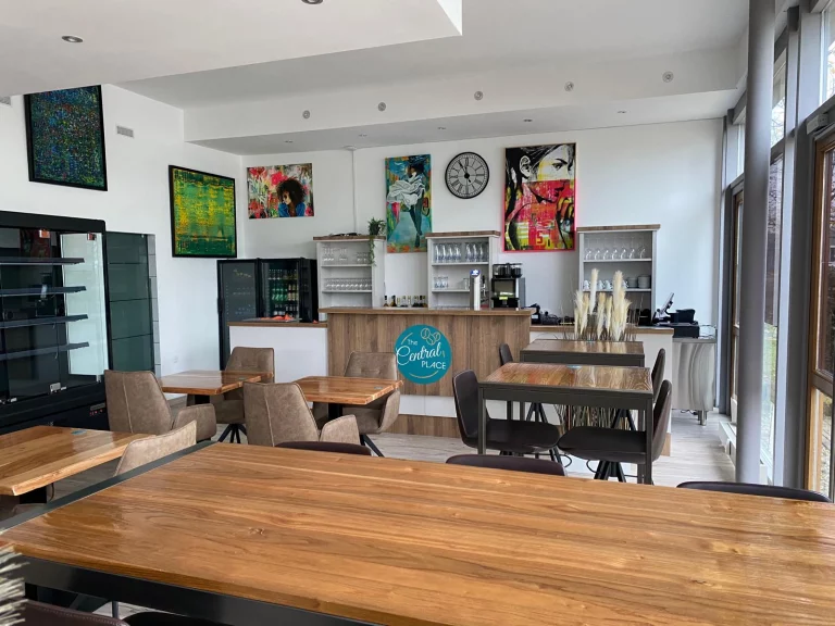 in-der-bistro - 1- 2025
