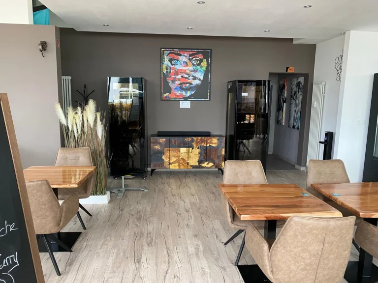 in-der-bistro - 2- 2025
